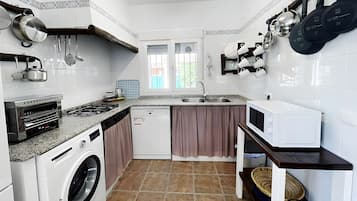 Een koelkast, een magnetron, een kookplaat, een vaatwasser