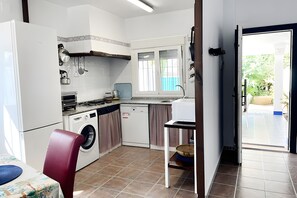 Kühlschrank, Mikrowelle, Herdplatte, Geschirrspüler