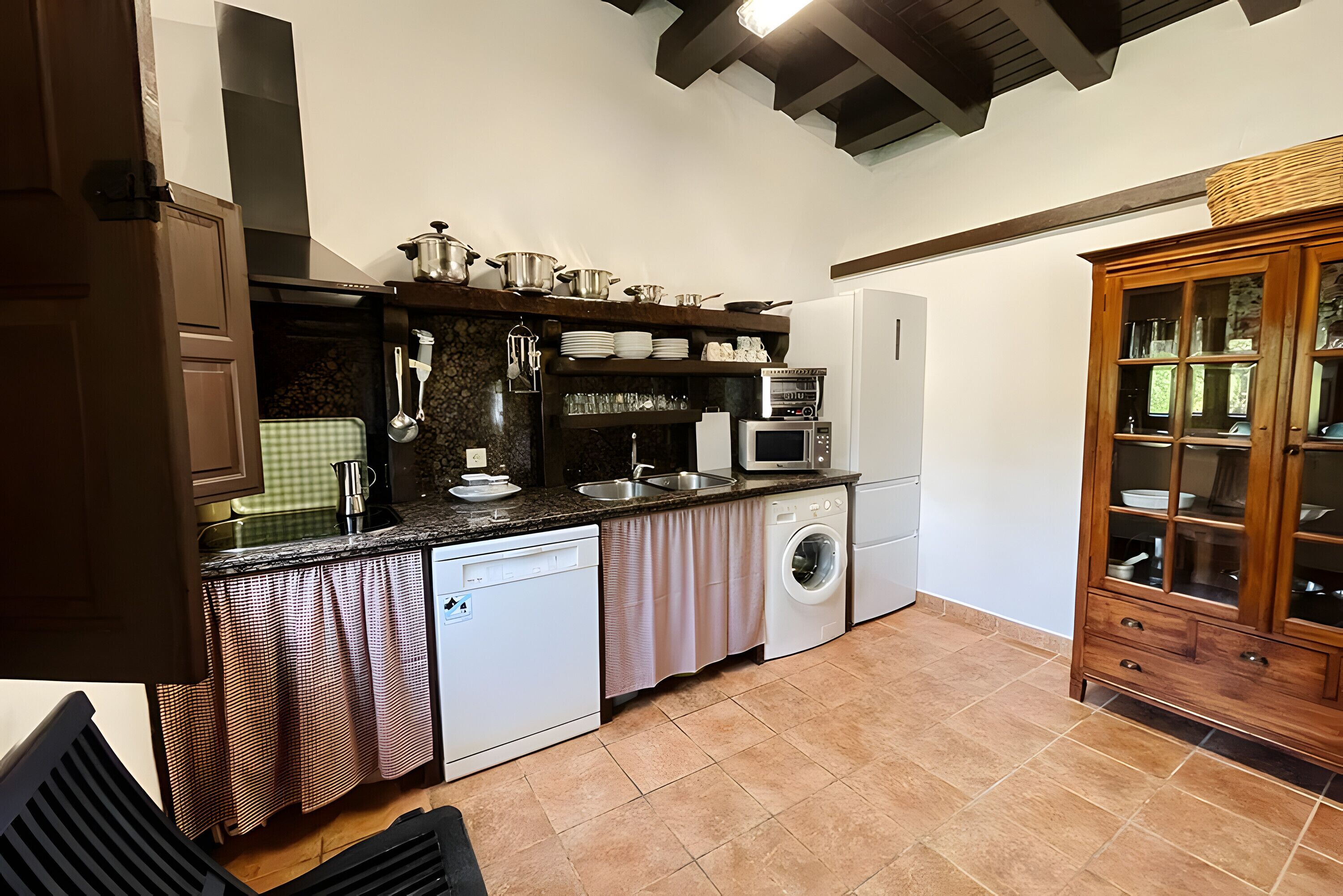 Een koelkast, een magnetron, een kookplaat, een vaatwasser