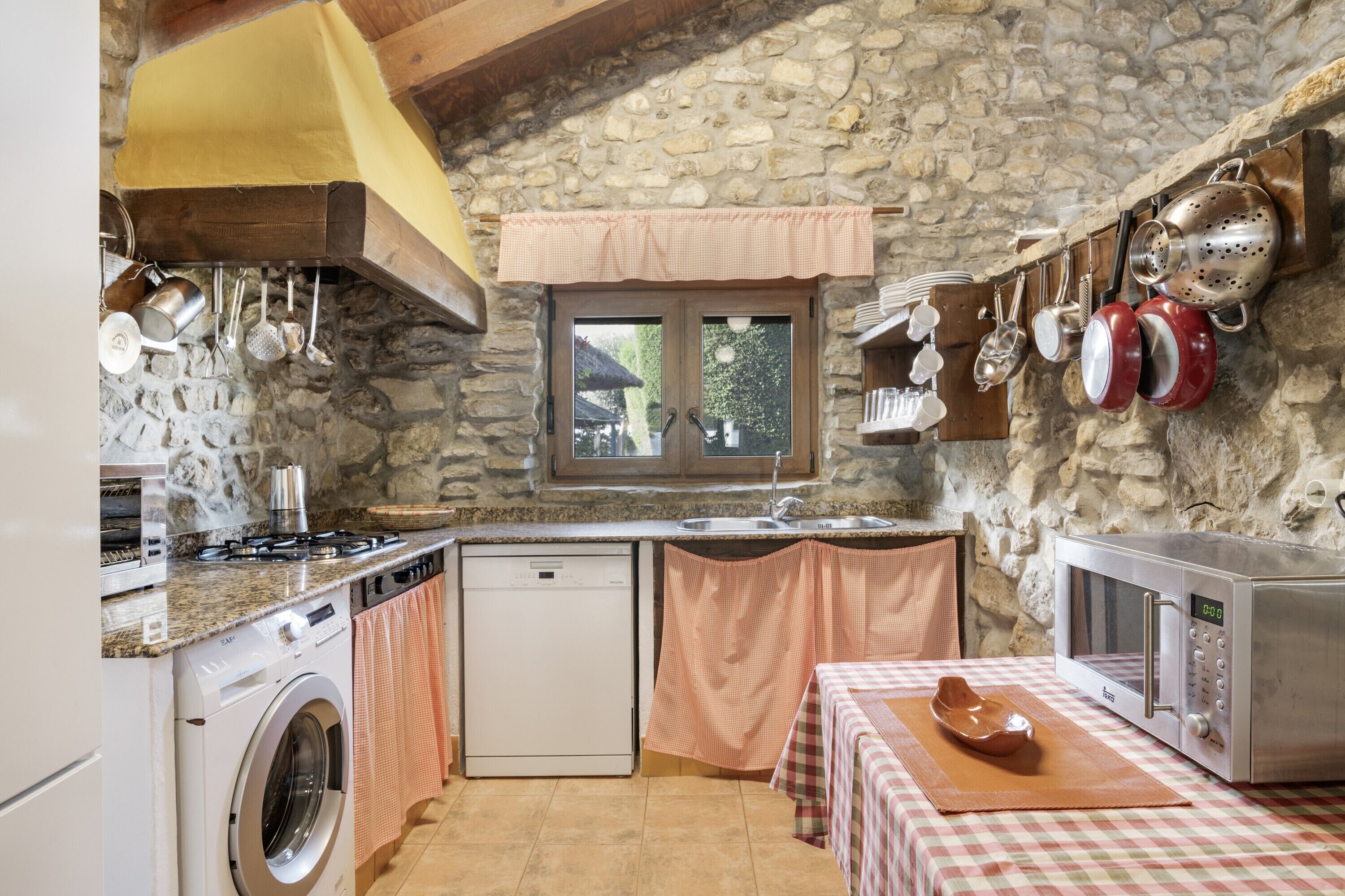 Frigorífico, microondas, placa de cocina y lavavajillas