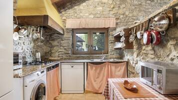 Frigorífico, microondas, placa de cocina y lavavajillas