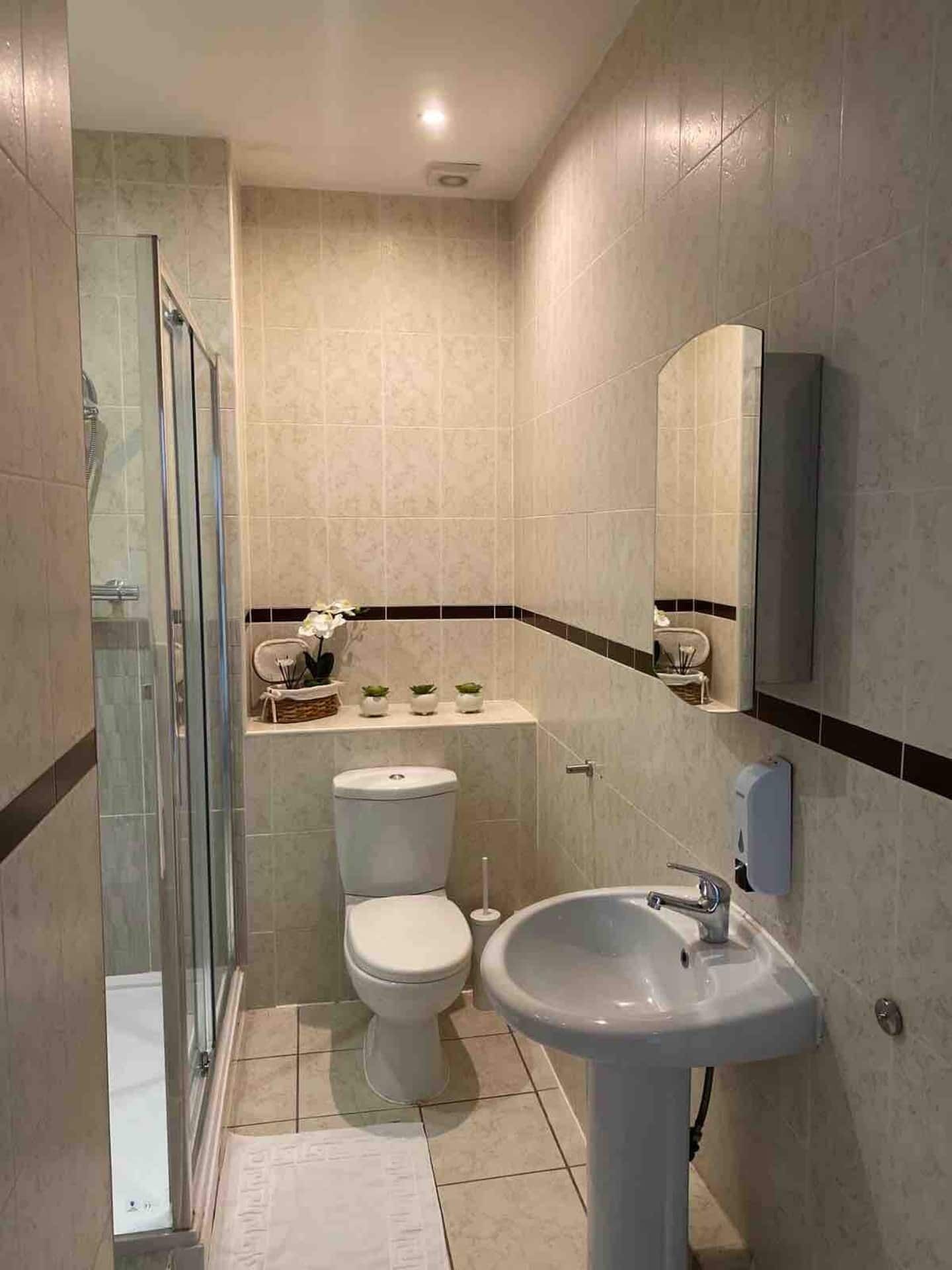 Dusche, Handtücher, Seife, Toilettenpapier