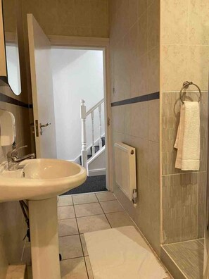 Shower, towels, soap, toilet paper - Lovely 3-bedroom townhome in Liverpool (Liverpool)