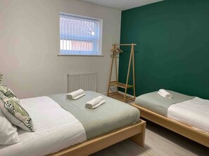 3 chambres, fer et planche à repasser, Wi-Fi, draps fournis