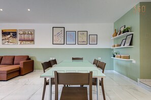 Apartamento, várias camas (MSC012) | Opções para refeição no quarto