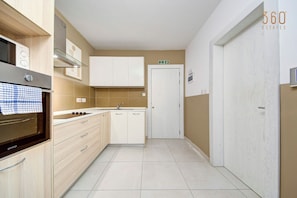 Apartamento, várias camas (PTA047) | Cozinha privada | Torradeira, freezer, mesas de jantar