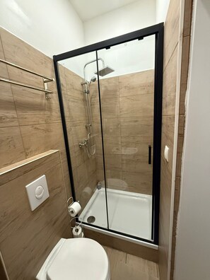 Departamento básico | Baño | Regadera, amenidades de baño gratuitas, secadora de cabello, toallas 