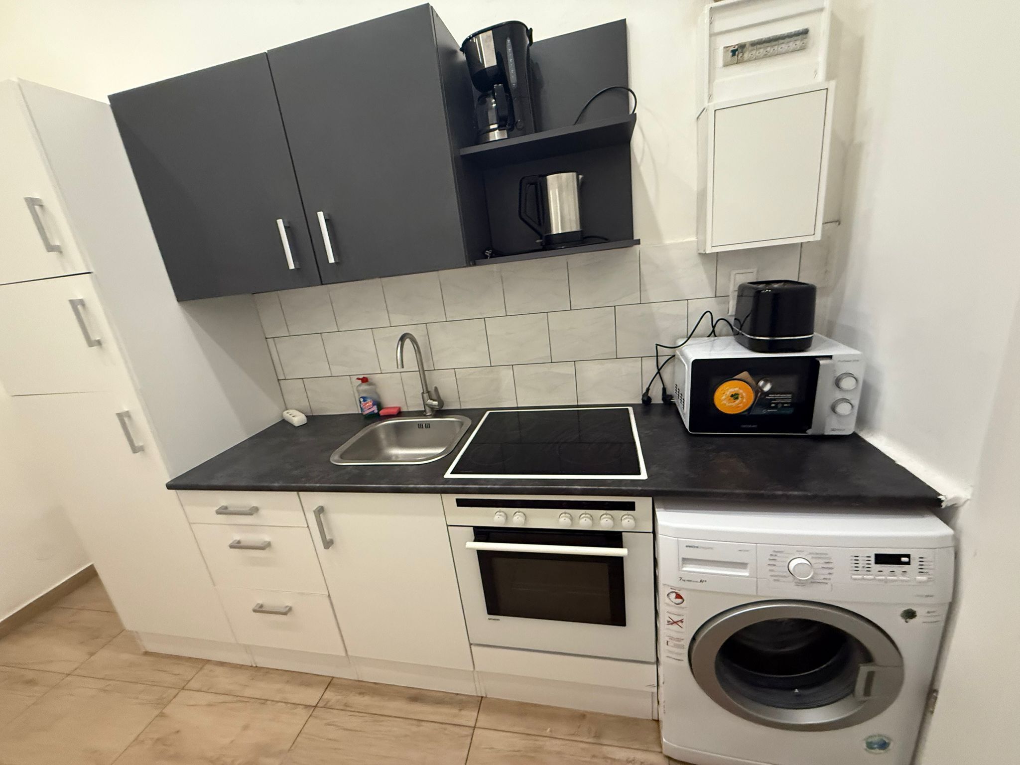 Appartement de base | Cuisine privée | Réfrigérateur, four à micro-ondes, un four, surface de cuisson