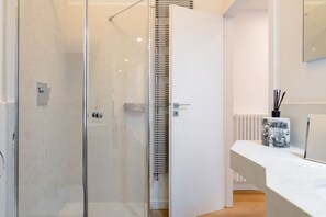 Dusche, Haartrockner, Bidet, Handtücher