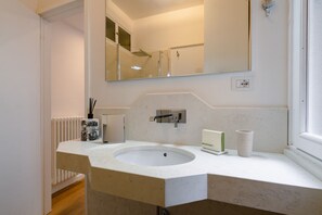 Een haardroger, een bidet, handdoeken, zeep