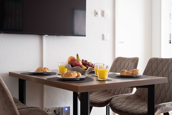 Deluxe Studio Suite, 1 Queen Bed with Sofa bed | Living area - Premium Apartments I home2share (Osnabrueck)