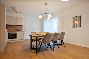 Familjelägenhet - 2 sovrum - balkong | Eget kök | Kylskåp, mikrovågsugn, spishäll och grytor/köksredskap