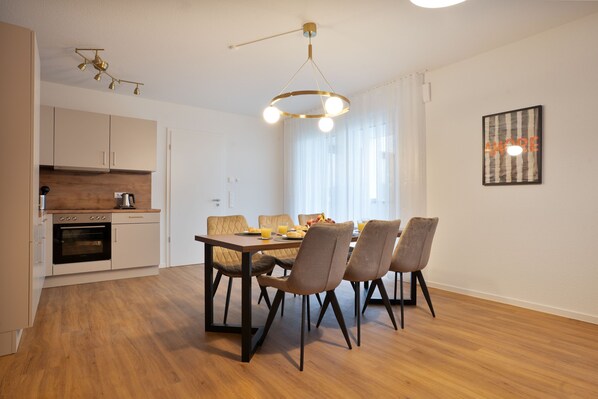 家庭公寓, 2 間臥室, 陽台 | 私人廚房 | 電冰箱、微波爐、爐台、鍋具/餐盤/廚房用品