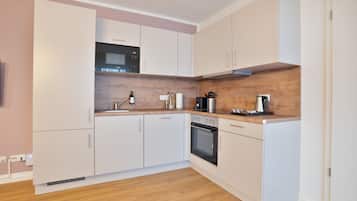 Apartemen Keluarga, 2 kamar tidur, balkon | Dapur pribadi | Lemari es, microwave, kompor, dan peralatan masak/sendok-piring