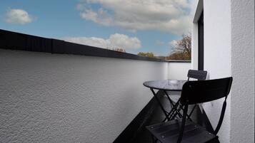 Studio Suite Deluks, 1 Tempat Tidur Queen dengan tempat tidur Sofa | Balkon