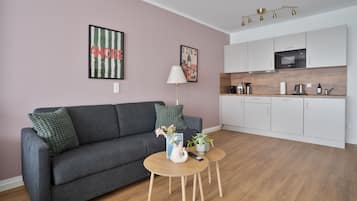 Deluxe Studio Suite, 1 Queen Bed with Sofa bed | Living area