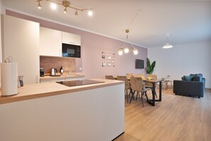 Family Apartment, Multiple Beds, Balcony | Private kitchen | Fridge, microwave, stovetop, cookware/dishes/utensils - Premium Apartments I home2share (Osnabrueck)
