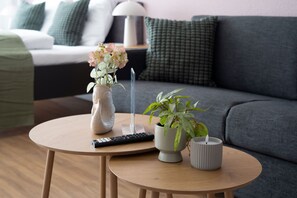 Deluxe Studio Suite, 1 Queen Bed with Sofa bed | Living area - Premium Apartments I home2share (Osnabrueck)