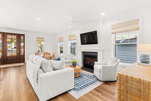Smart TV, chimenea y oficina 