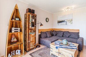 Smart TV, pebolim, mesa de pingue-pongue, livros