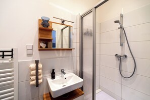 Suihku, hiustenkuivaaja, pyyhkeet, saippua