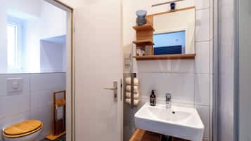 Dusche, Haartrockner, Handtücher, Seife