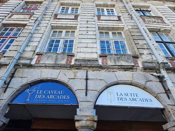 Exterior detail - The Arcades suite (Arras)