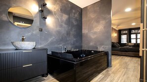 Shower, hair dryer - La suite des Arcades, Grand place, Sauna et Balneo (Arras)