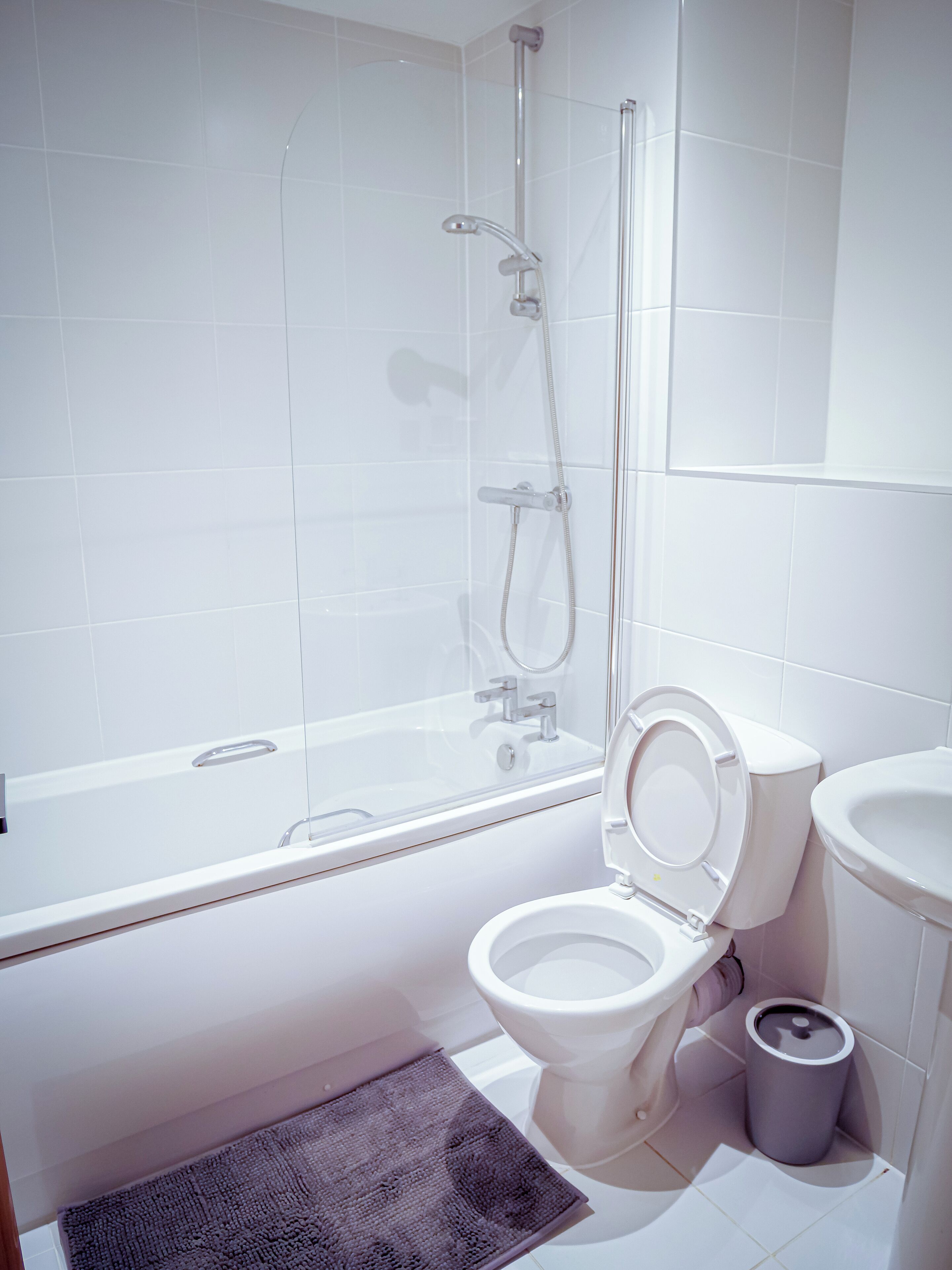 Un baño moderno con bañera, inodoro y lavabo.