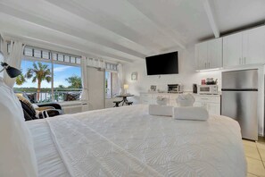 Travel crib, WiFi, bed sheets
