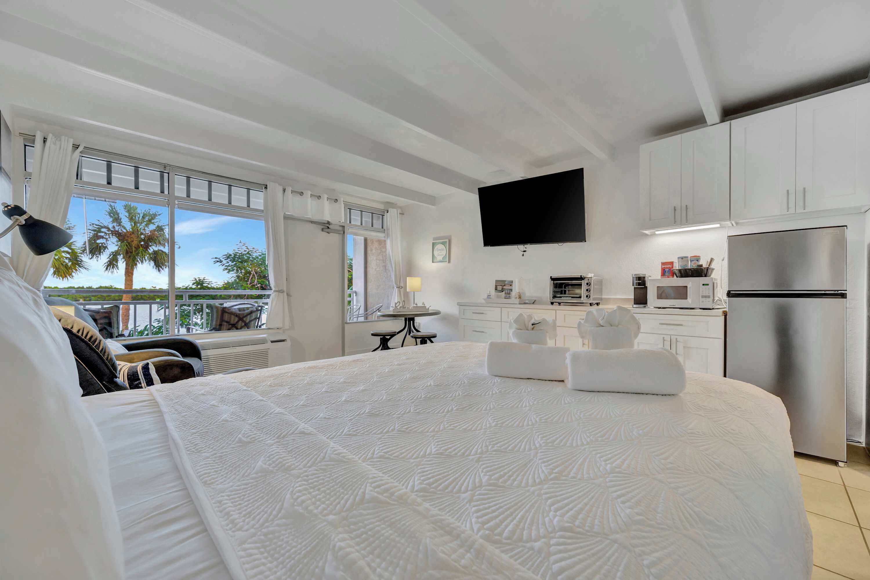 Schreibtisch, Bügeleisen/Bügelbrett, Reisekinderbett, WLAN