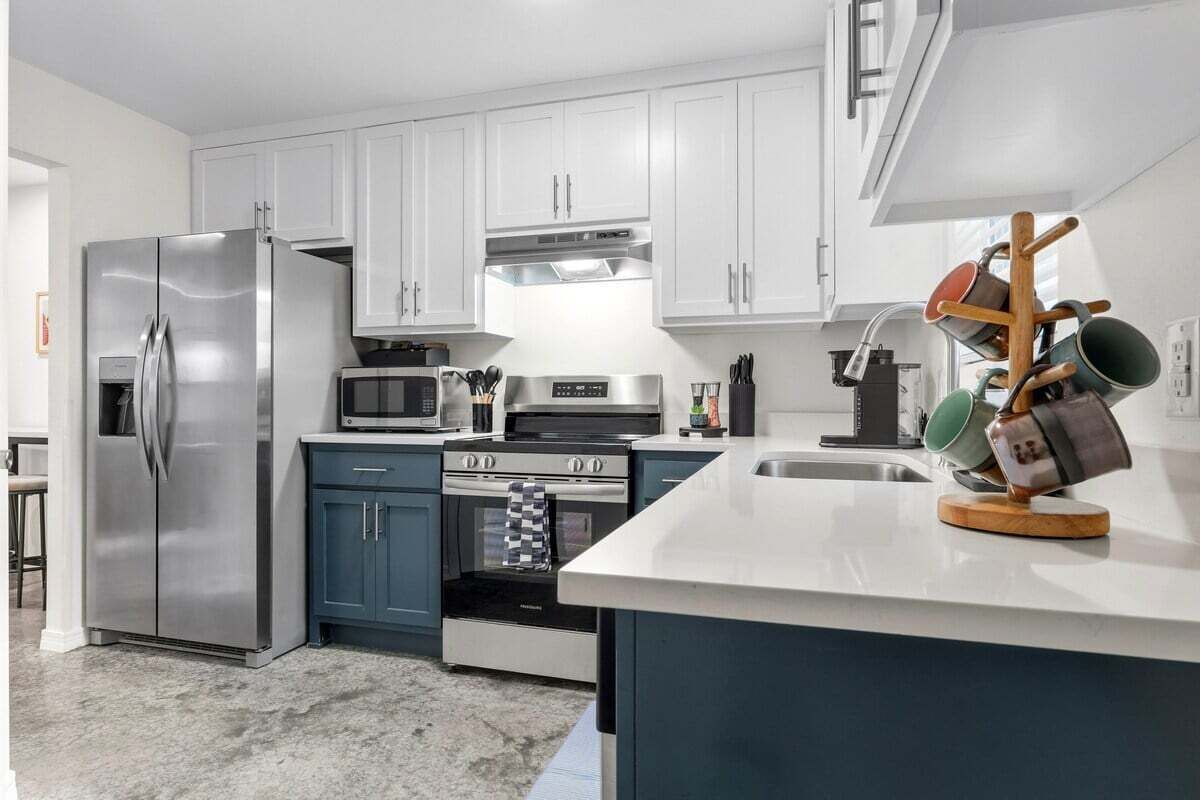 Refrigerador, microondas, horno y parrilla de estufa 