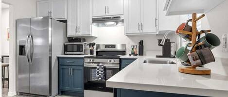 Jääkaappi, mikroaaltouuni, uuni, liesi