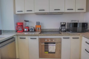 Refrigerador, horno, parrilla de estufa y cafetera y tetera