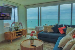 Una televisión, una oficina