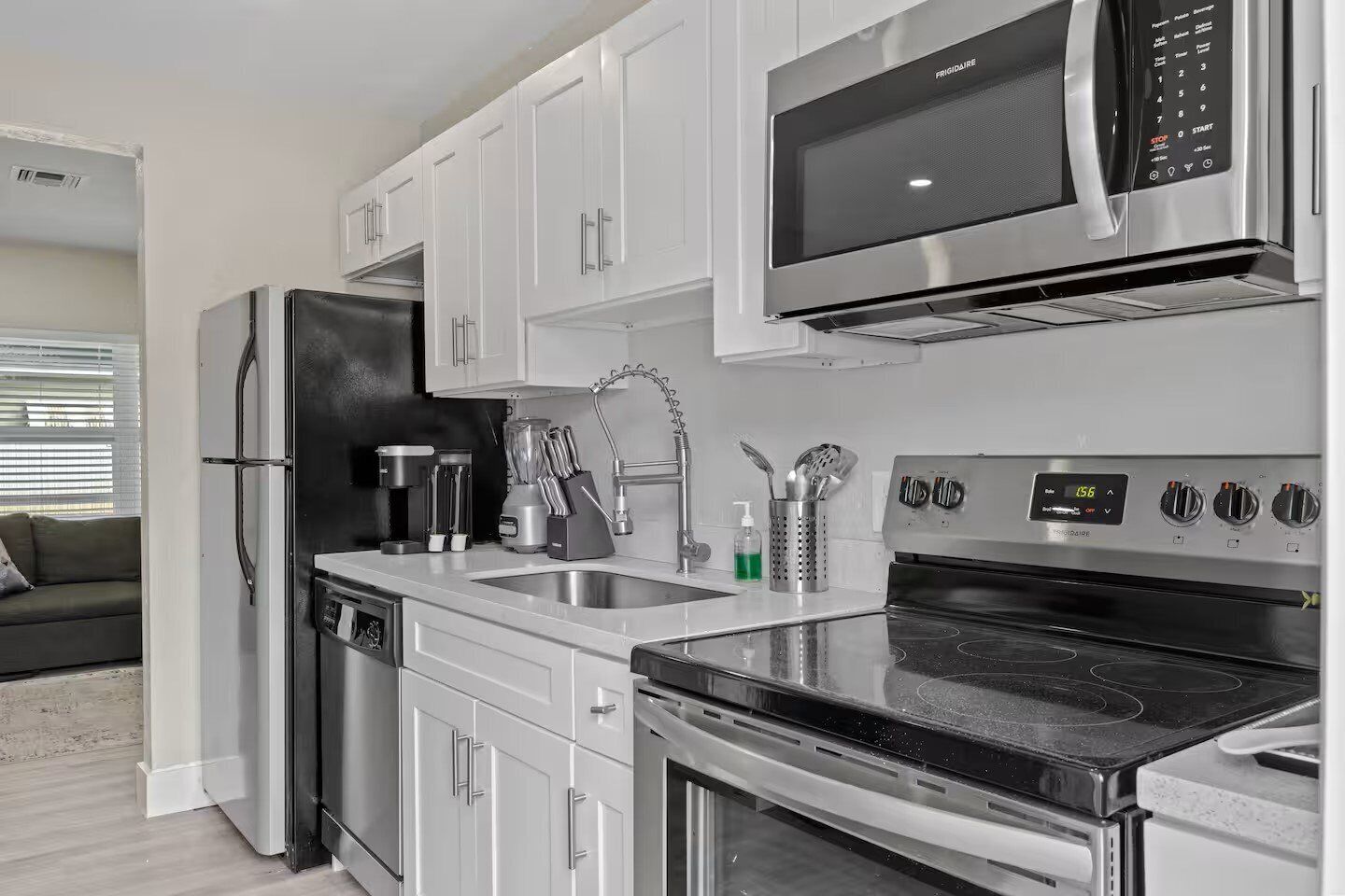 Réfrigérateur, micro-ondes, four, plaque de cuisson