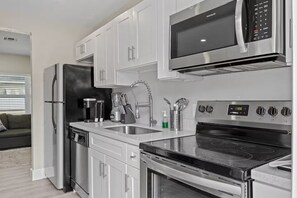 Refrigerador, microondas, horno y parrilla de estufa 