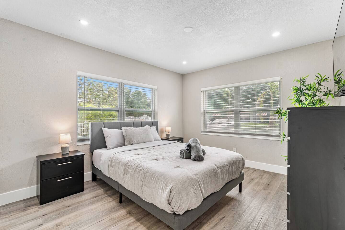 2 habitaciones, escritorio, tabla de planchar con plancha y wifi gratis 