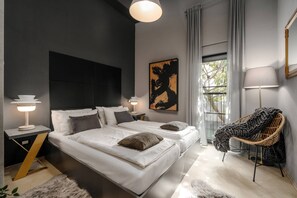 4 habitaciones, tabla de planchar con plancha y acceso a internet 