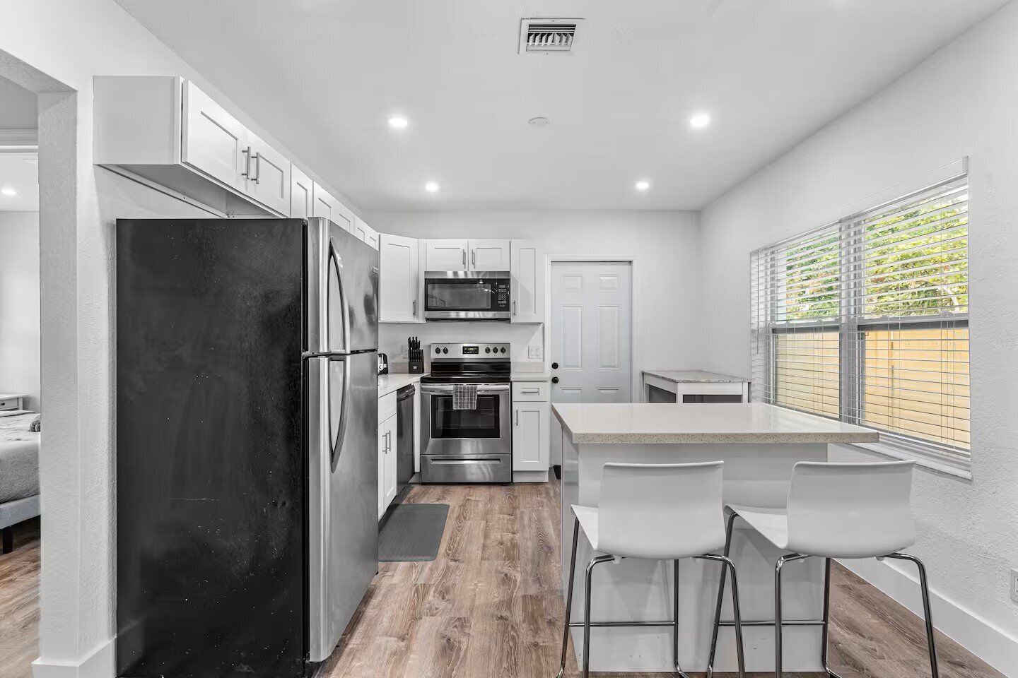 Refrigerador, microondas, horno y parrilla de estufa 