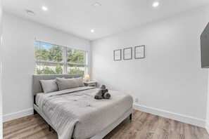 2 soverom, skrivebord, strykejern/-brett og wi-fi (inkludert)