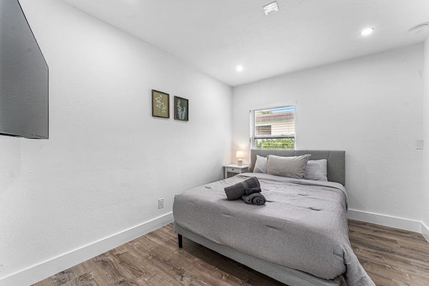 2 habitaciones, escritorio, tabla de planchar con plancha y wifi gratis 