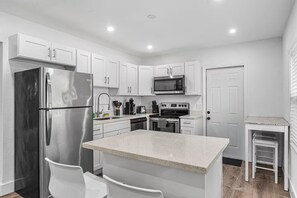 Kjøleskap, mikrobølgeovn, ovn og kokeplater