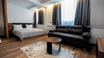 Habitación doble Deluxe, balcón, vista a la montaña | Escritorio, espacio para trabajar con laptop y cortinas blackout