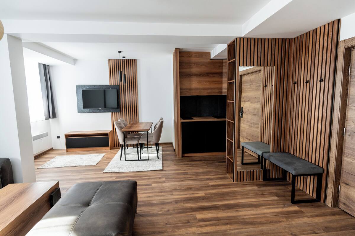 Deluxe Suite, Balcony, Mountain View | Meja, ruang kerja komputer riba, langsir/tirai gelap terus, kalis bunyi