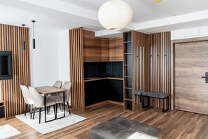 Svit Deluxe - balkong - utsikt mot bergen | Eget pentry | Kylskåp och spishäll