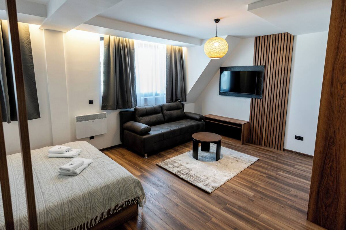 Deluxe Double Room, Balcony, Mountain View | Meja, ruang kerja komputer riba, langsir/tirai gelap terus, kalis bunyi