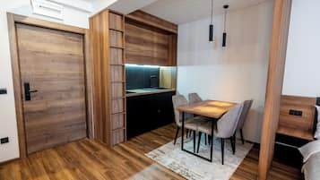 Deluxe Double Room, Balcony, Mountain View | Meja, ruang kerja komputer riba, langsir/tirai gelap terus, kalis bunyi