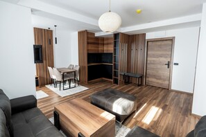 Deluxe Suite, Balcony, Mountain View | Meja, ruang kerja komputer riba, langsir/tirai gelap terus, kalis bunyi