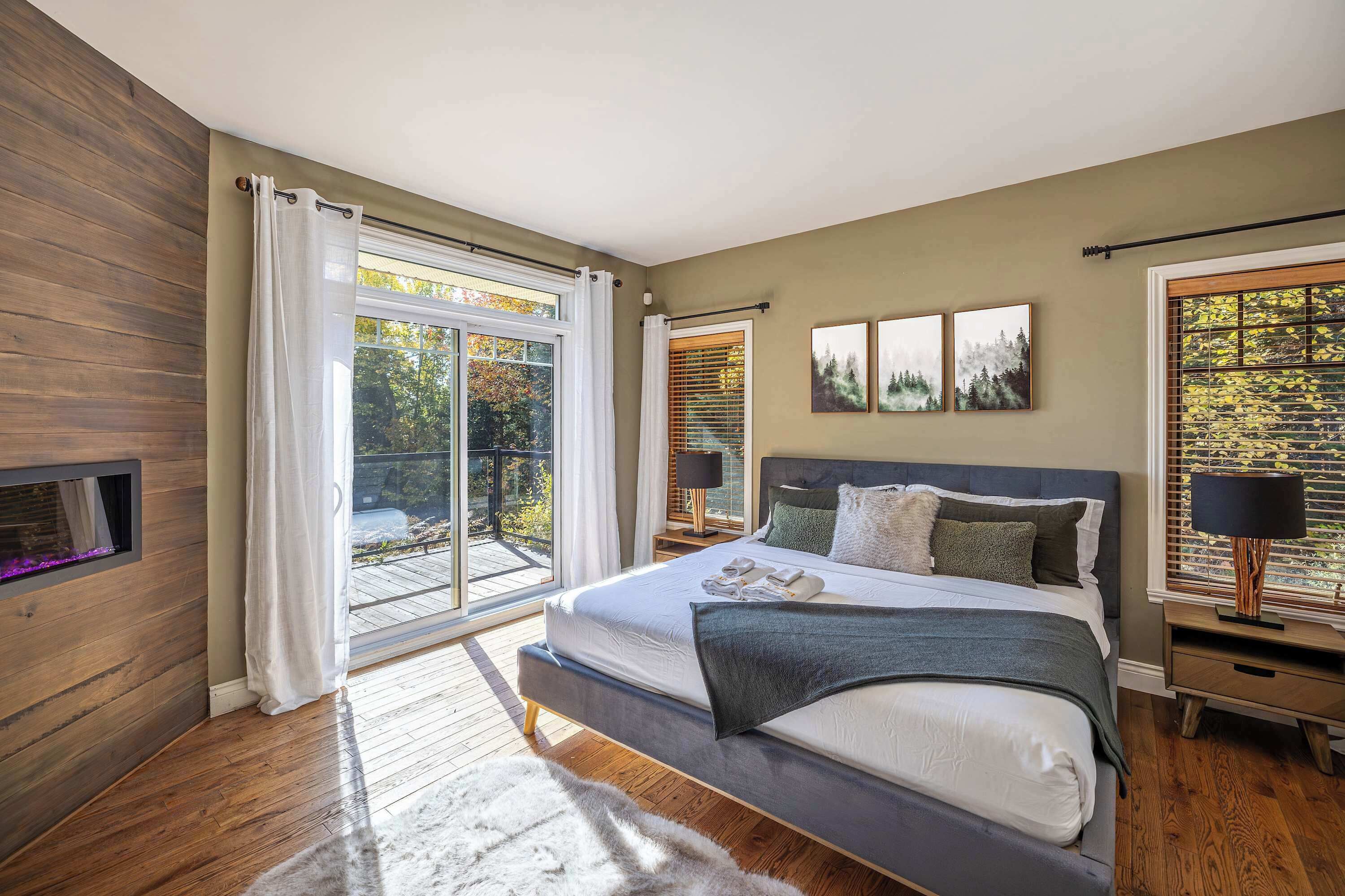 5 bedrooms, desk, WiFi, bed sheets